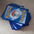 Stapel Pokémon-kaarten met de blauwe achterzijde en Poké Ball zichtbaar